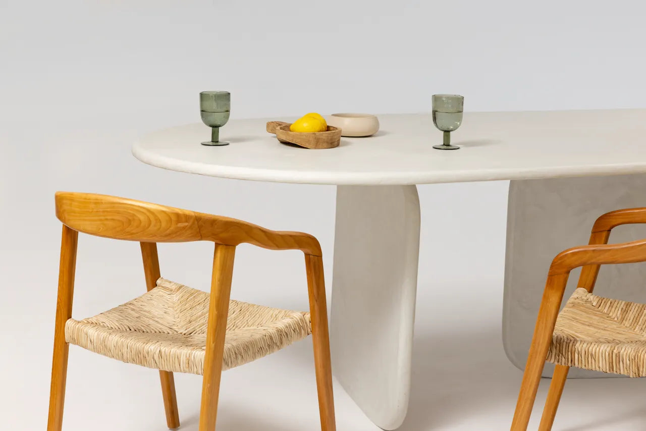 Table à manger SABĀ MORTEX béton ciré, détail plateau — PLATŌ