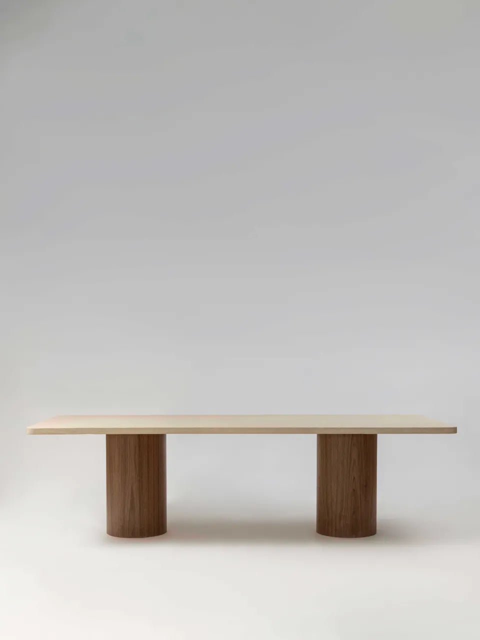 Table à manger NINŌ noyer pieds cylindriques — PLATŌ