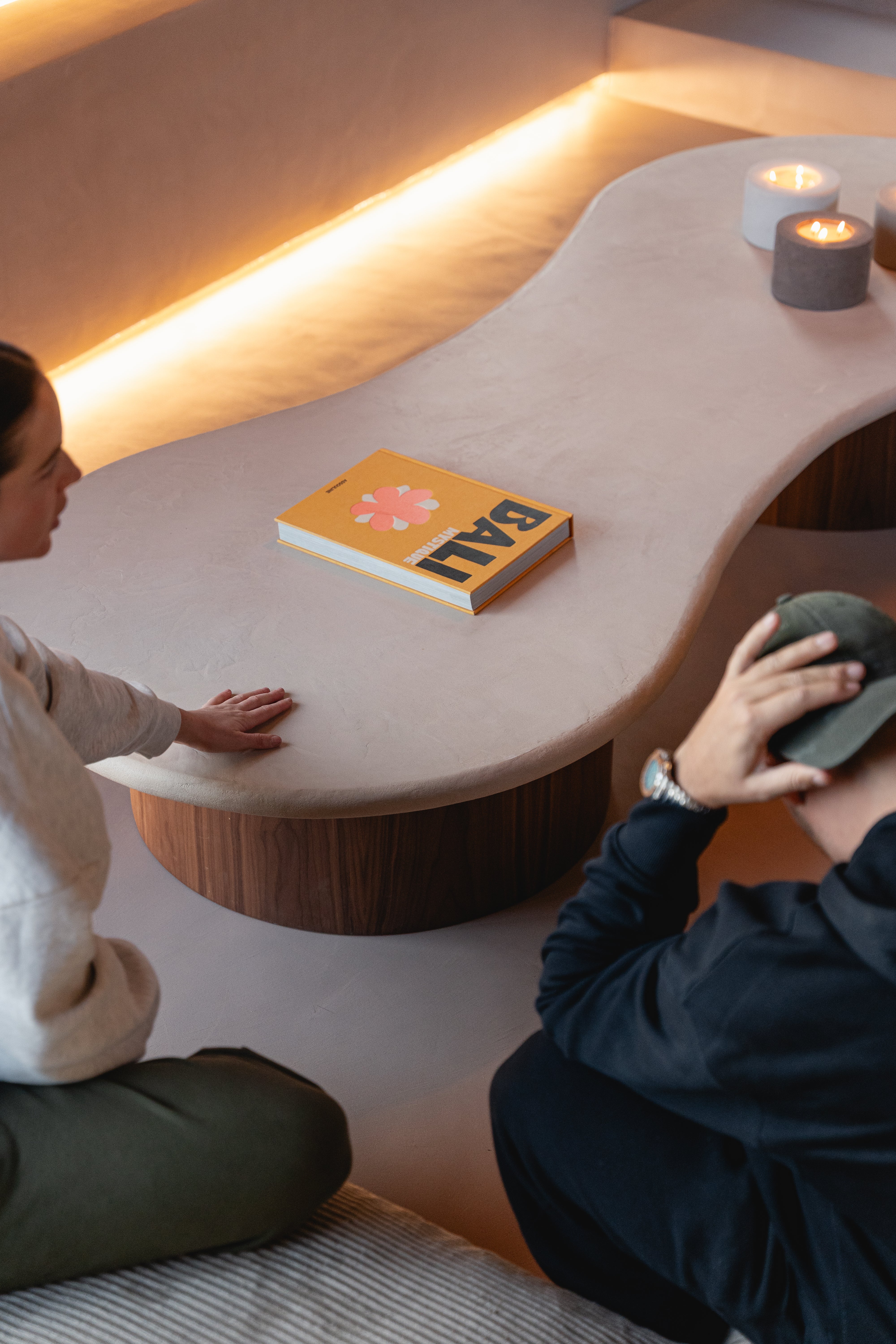 Table basse JACŌ MORTEX & noyer, détail plateau — PLATŌ