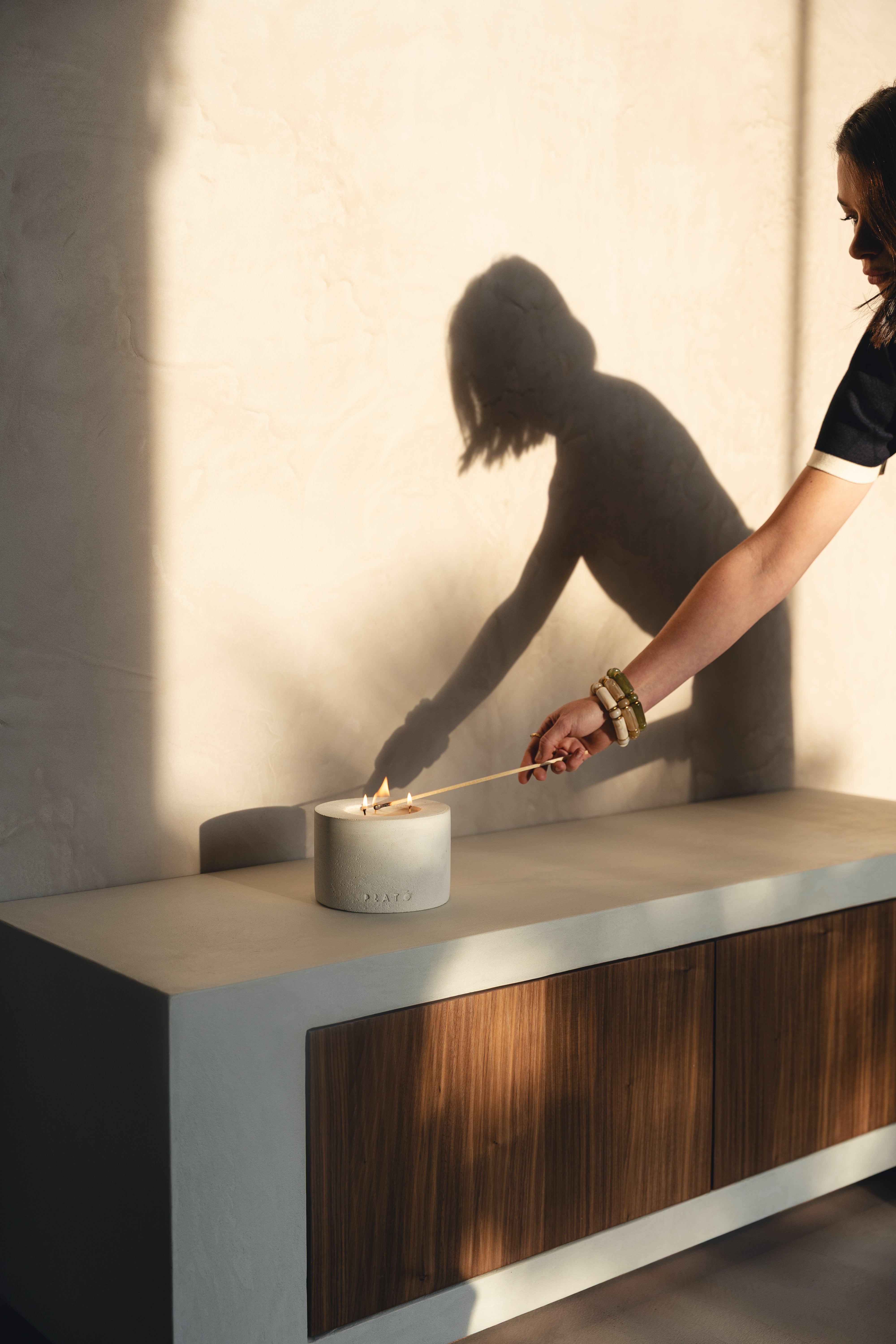 Meuble TV ALDŌ MORTEX & noyer, détail plateau — PLATŌ