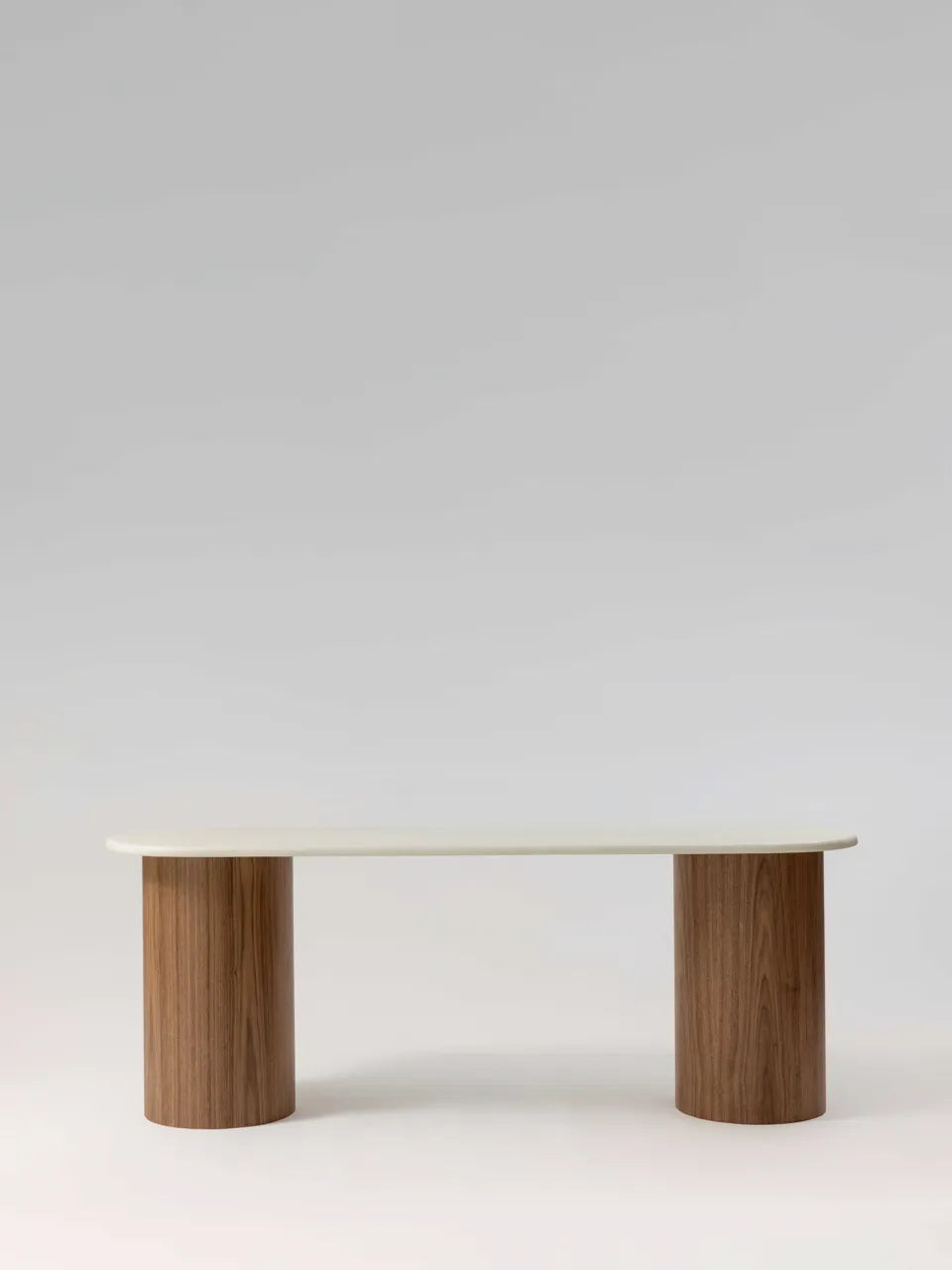 Console MATĪ noyer pieds cylindriques, détail pied — PLATŌ