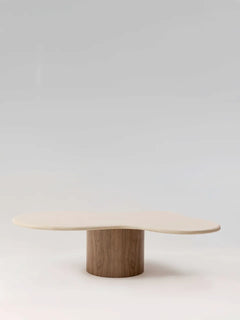 Table basse TEĀ noyer pied central, détail plateau — PLATŌ