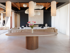 OVŌ Table à manger NOYER, mise en situation dans l'intérieur — PLATŌ