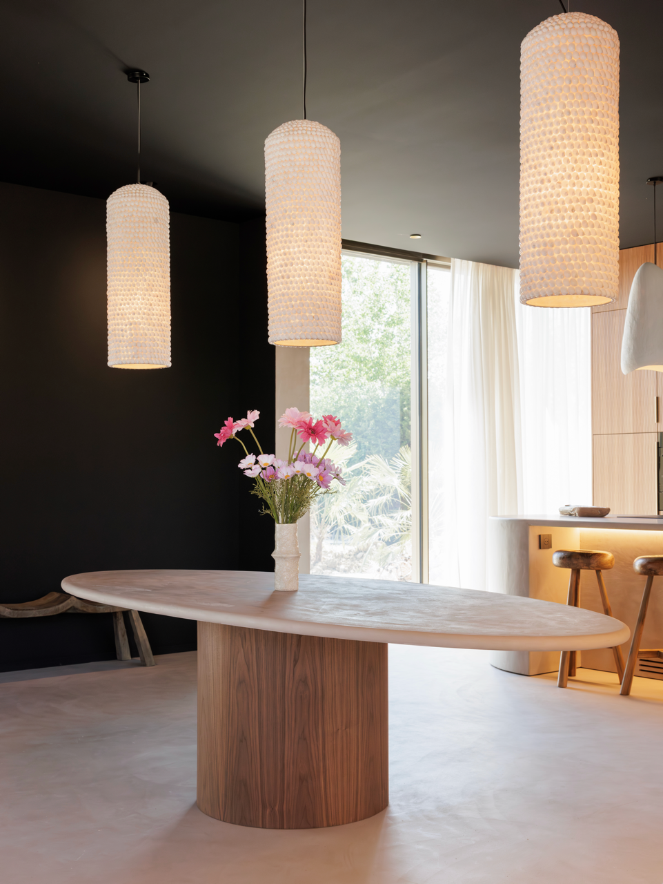 OVŌ Table à manger NOYER, plateau béton ciré MORTEX, piétement noyer — PLATŌ