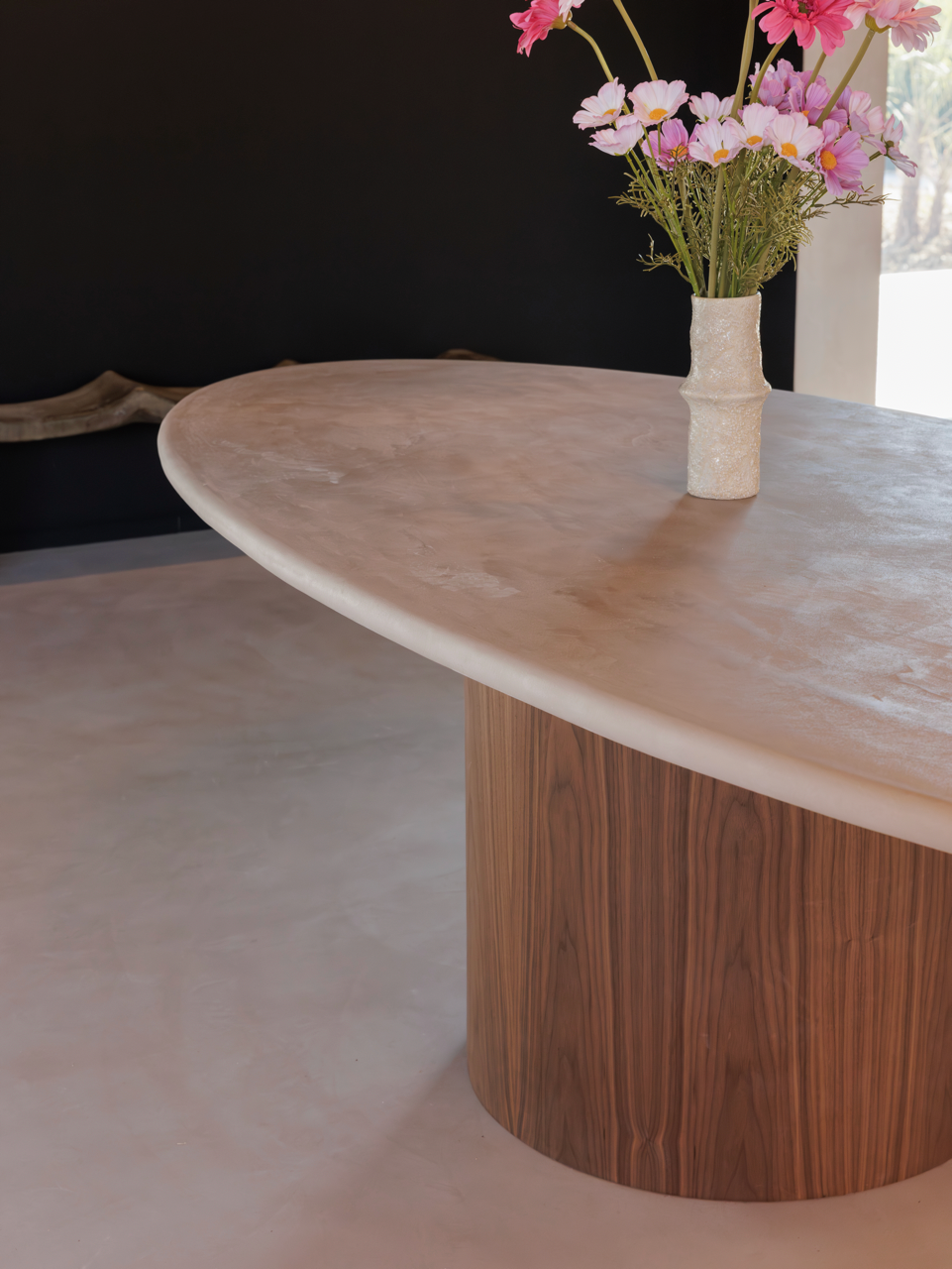 OVŌ Table à manger NOYER, vue de trois quarts — PLATŌ