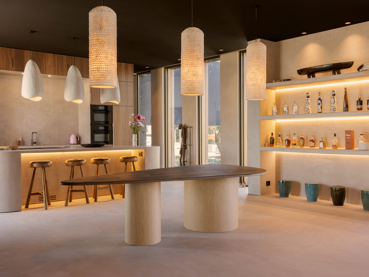 SOFĪ Table à manger CHÊNE, plateau béton ciré MORTEX, piétement chêne — PLATŌ