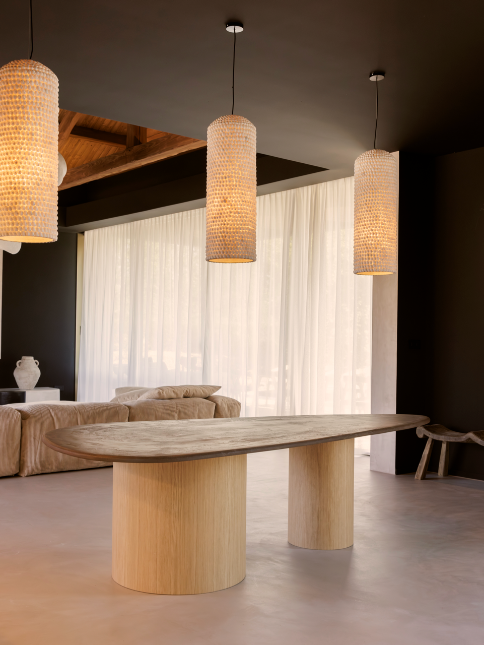 SOFĪ Table à manger CHÊNE, mise en situation dans l'intérieur — PLATŌ