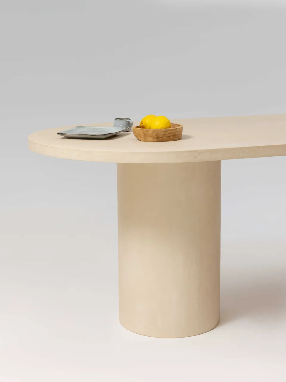 Table à manger NAŌ MORTEX béton ciré pieds cylindriques, détail plateau — PLATŌ