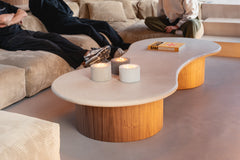 Table basse JACŌ MORTEX & noyer, en ambiance — PLATŌ