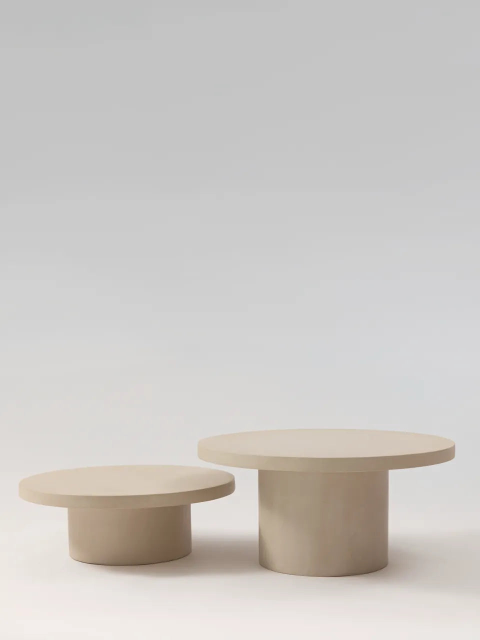 Tables gigognes LORĀ MORTEX béton ciré pieds cylindriques — PLATŌ