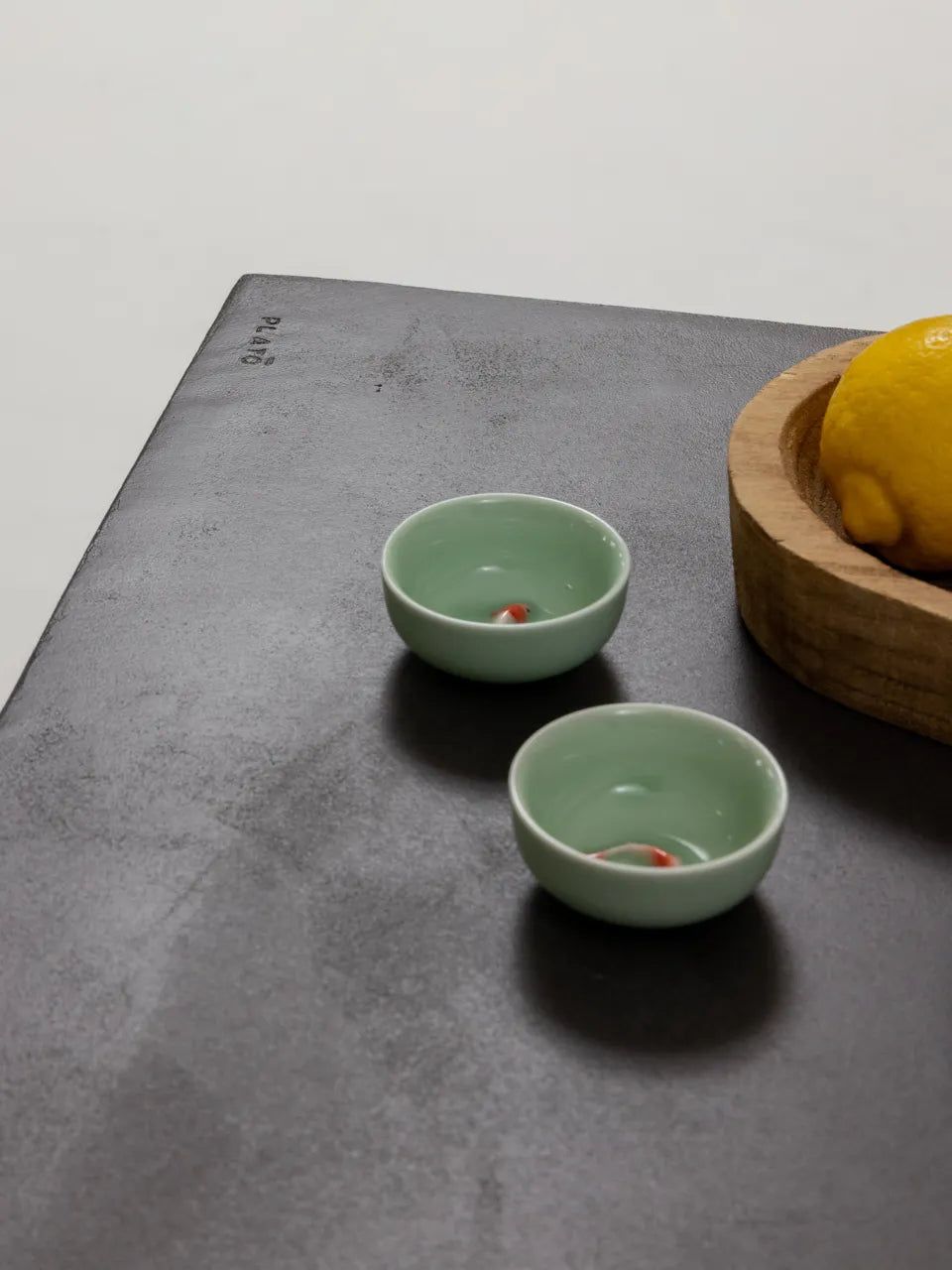 Table basse PABLŌ MORTEX béton ciré, en ambiance — PLATŌ