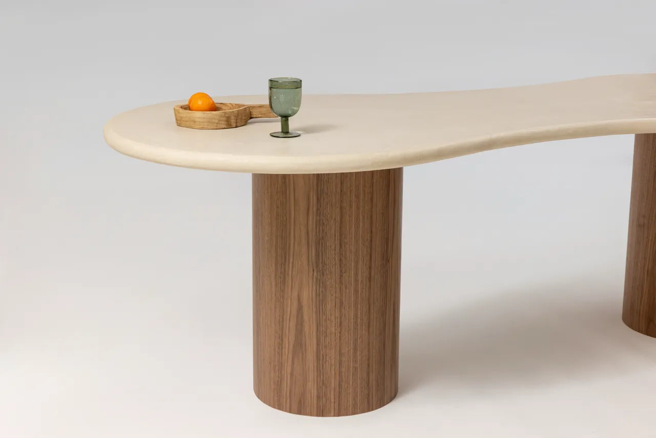 Table à manger JACŌ noyer pieds cylindriques, détail plateau — PLATŌ