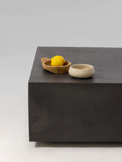 Table basse PABLŌ MORTEX béton ciré, détail plateau — PLATŌ