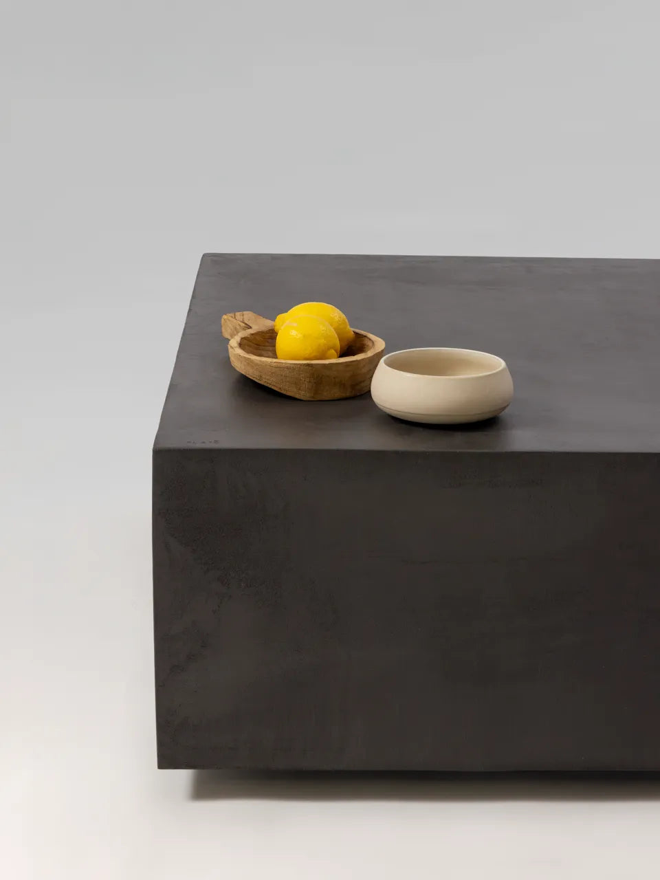 Table basse PABLŌ MORTEX béton ciré, détail plateau — PLATŌ