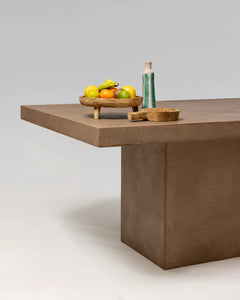 Table à manger PLATĀ MORTEX béton ciré pied central, détail plateau — PLATŌ