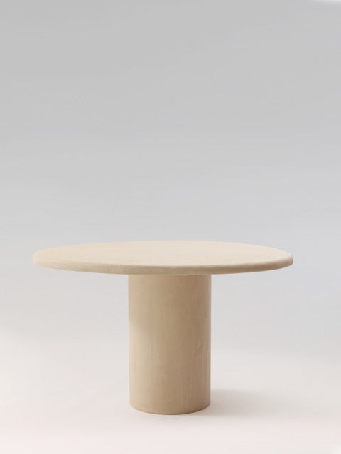 Table à manger LORĀ MORTEX béton ciré pied central — PLATŌ