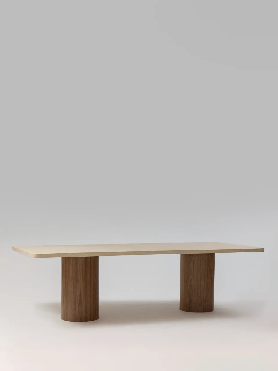 Table à manger NINŌ noyer pieds cylindriques, détail pied — PLATŌ