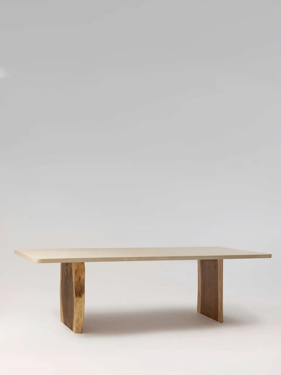 Table à manger NINŌ Suar massif pieds rectangulaires, détail pied — PLATŌ