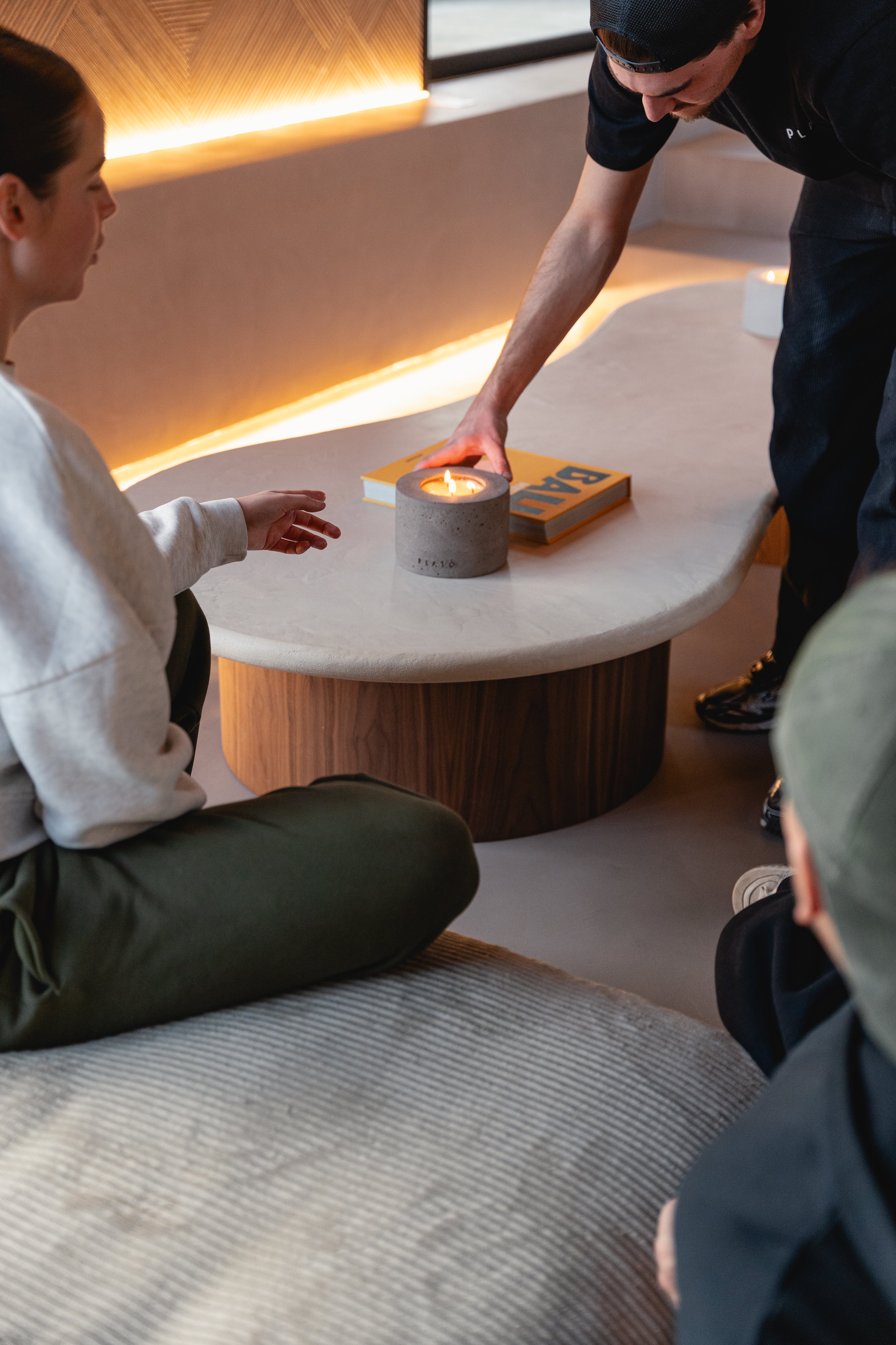 Table basse JACŌ MORTEX & noyer, détail pied — PLATŌ