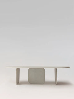 Table à manger SABĀ MORTEX béton ciré, détail pied — PLATŌ