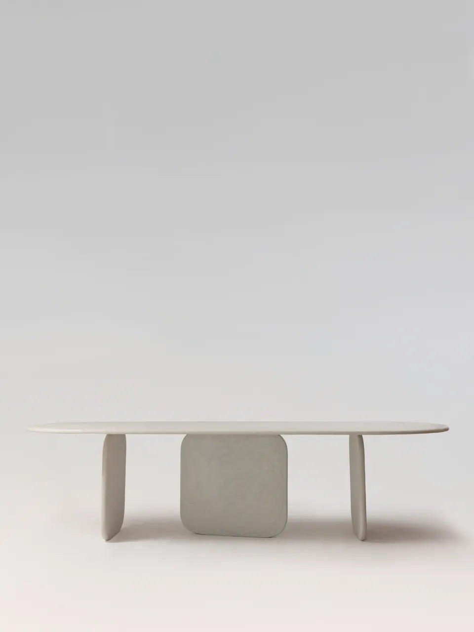 Table à manger SABĀ MORTEX béton ciré, détail pied — PLATŌ