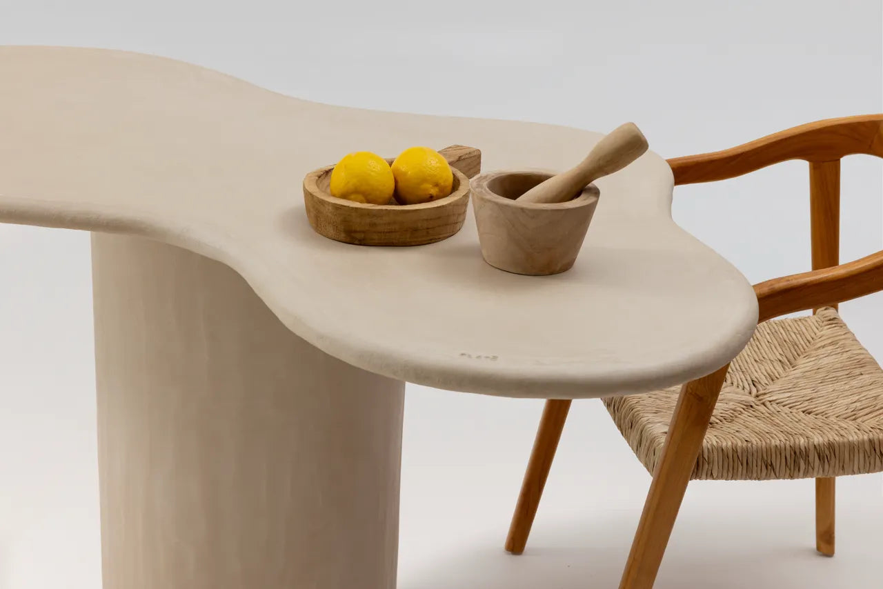 Table à manger TEĀ MORTEX béton ciré pied central, détail plateau — PLATŌ