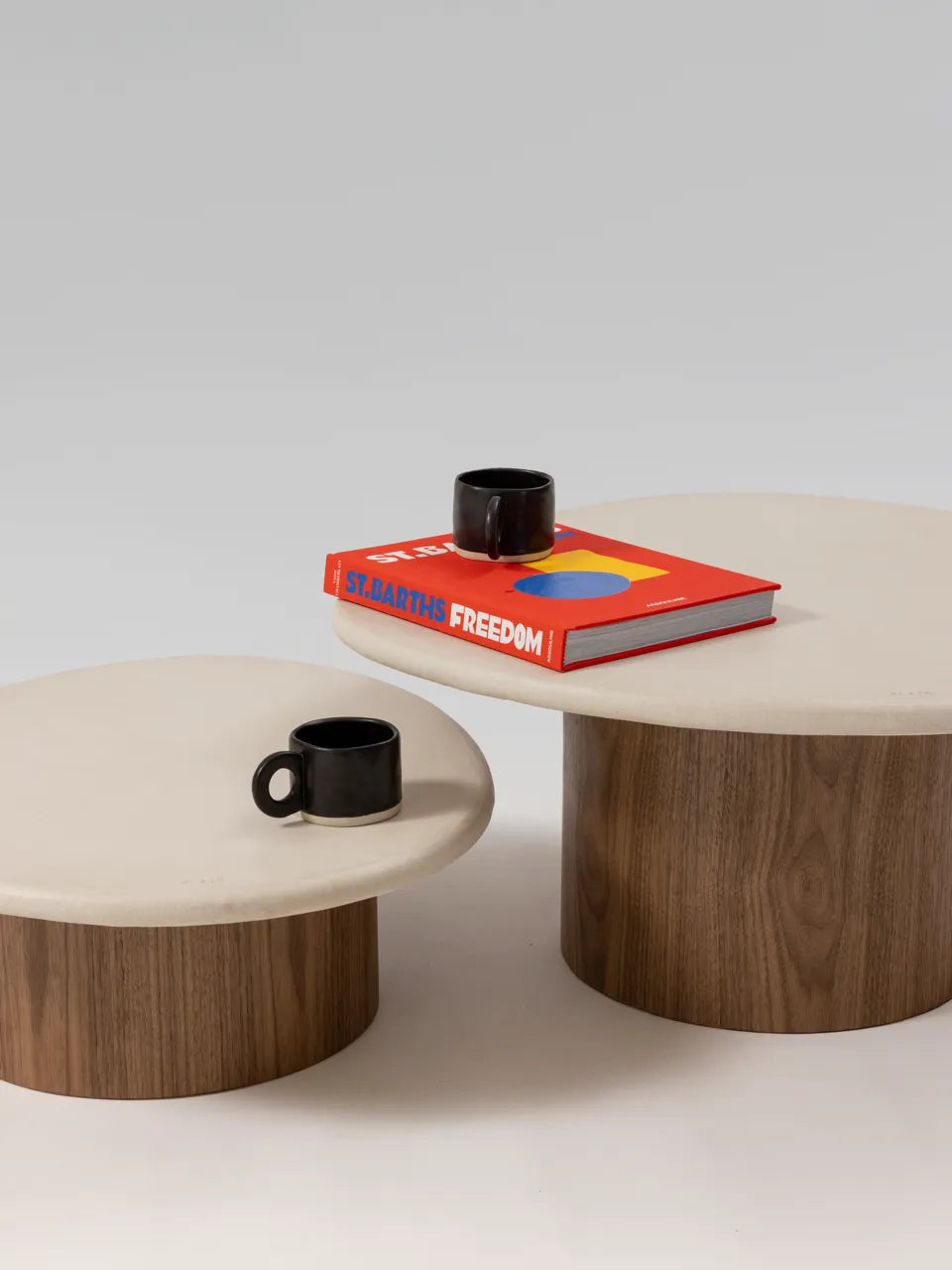 Tables gigognes LORĀ noyer pieds cylindriques, détail plateau — PLATŌ