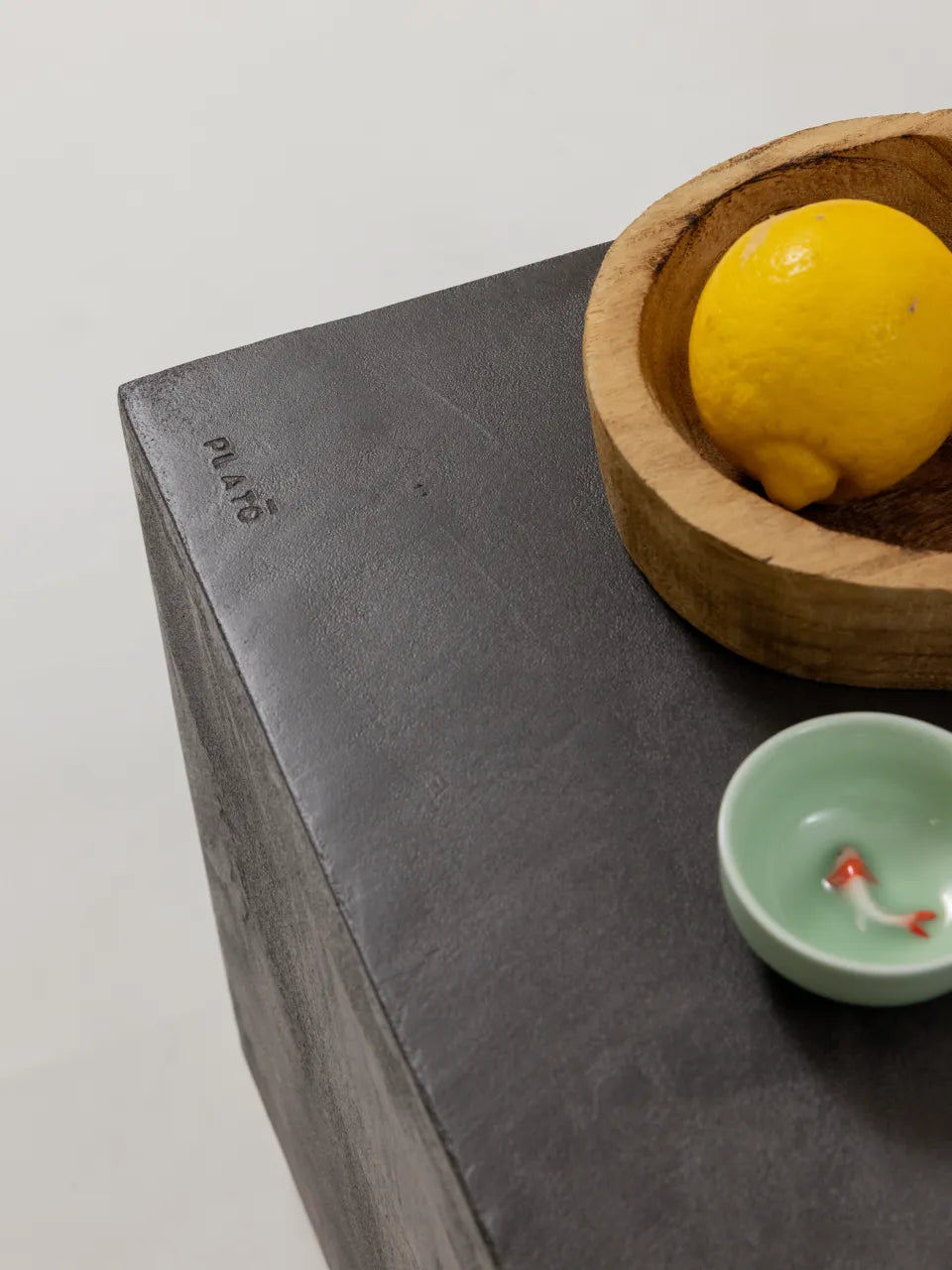 Table basse PABLŌ MORTEX béton ciré, détail pied — PLATŌ