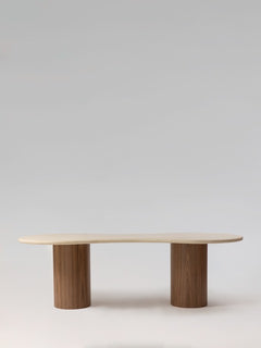 Table à manger JACŌ noyer pieds cylindriques, en ambiance — PLATŌ