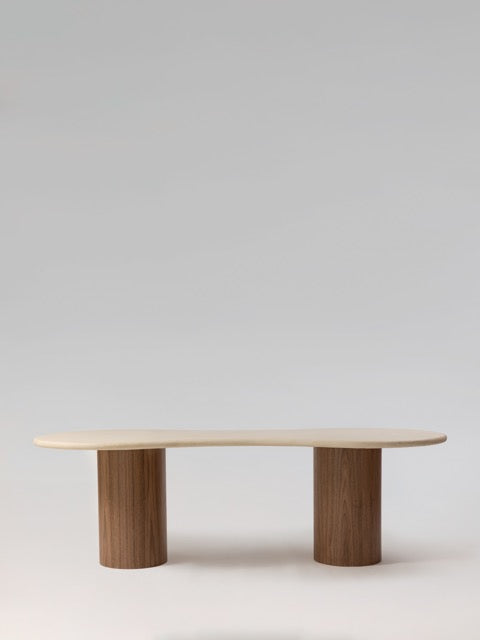 Table à manger JACŌ noyer pieds cylindriques, en ambiance — PLATŌ