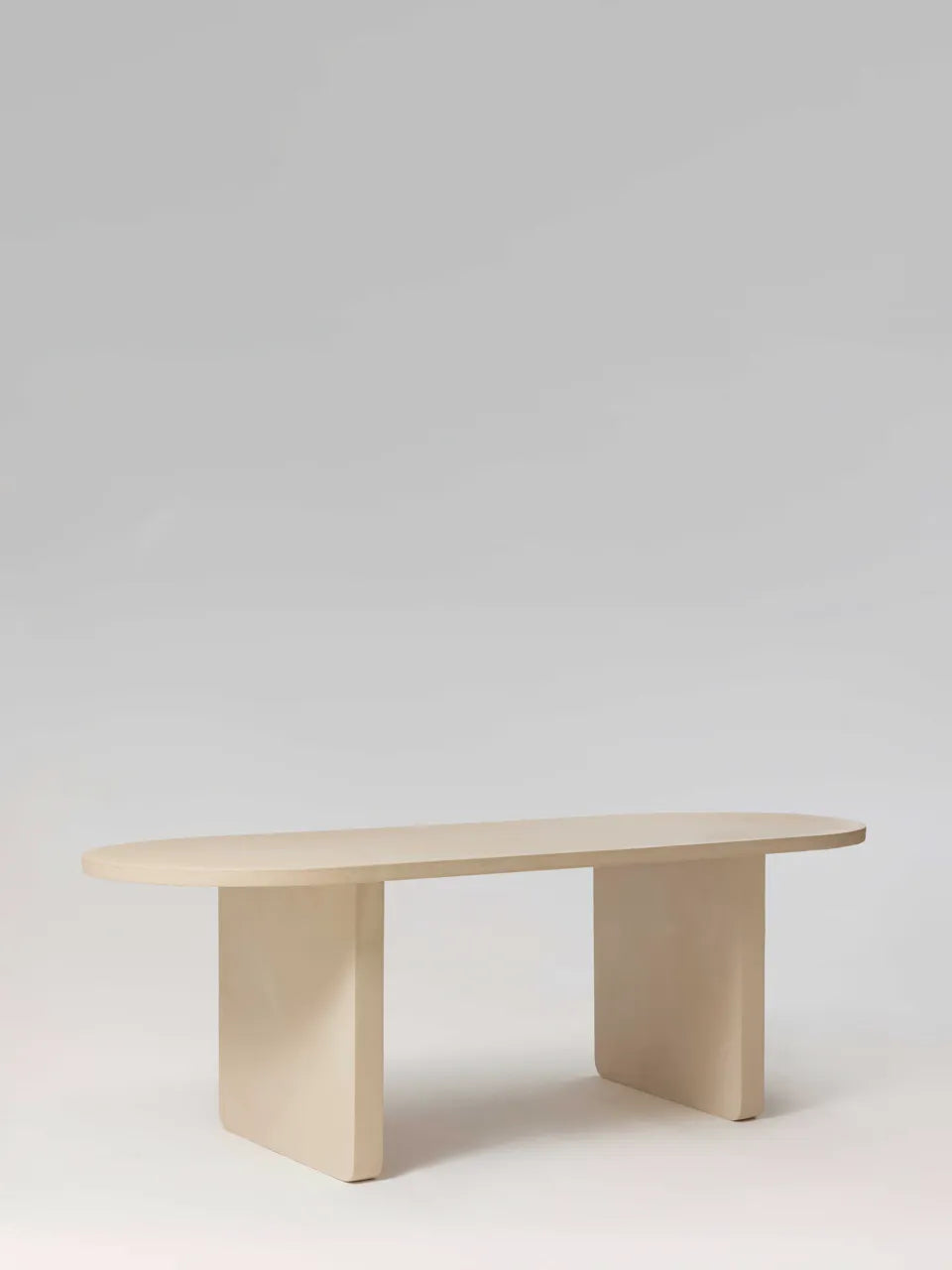 Table à manger NINŌ MORTEX béton ciré pieds rectangulaires, en ambiance — PLATŌ