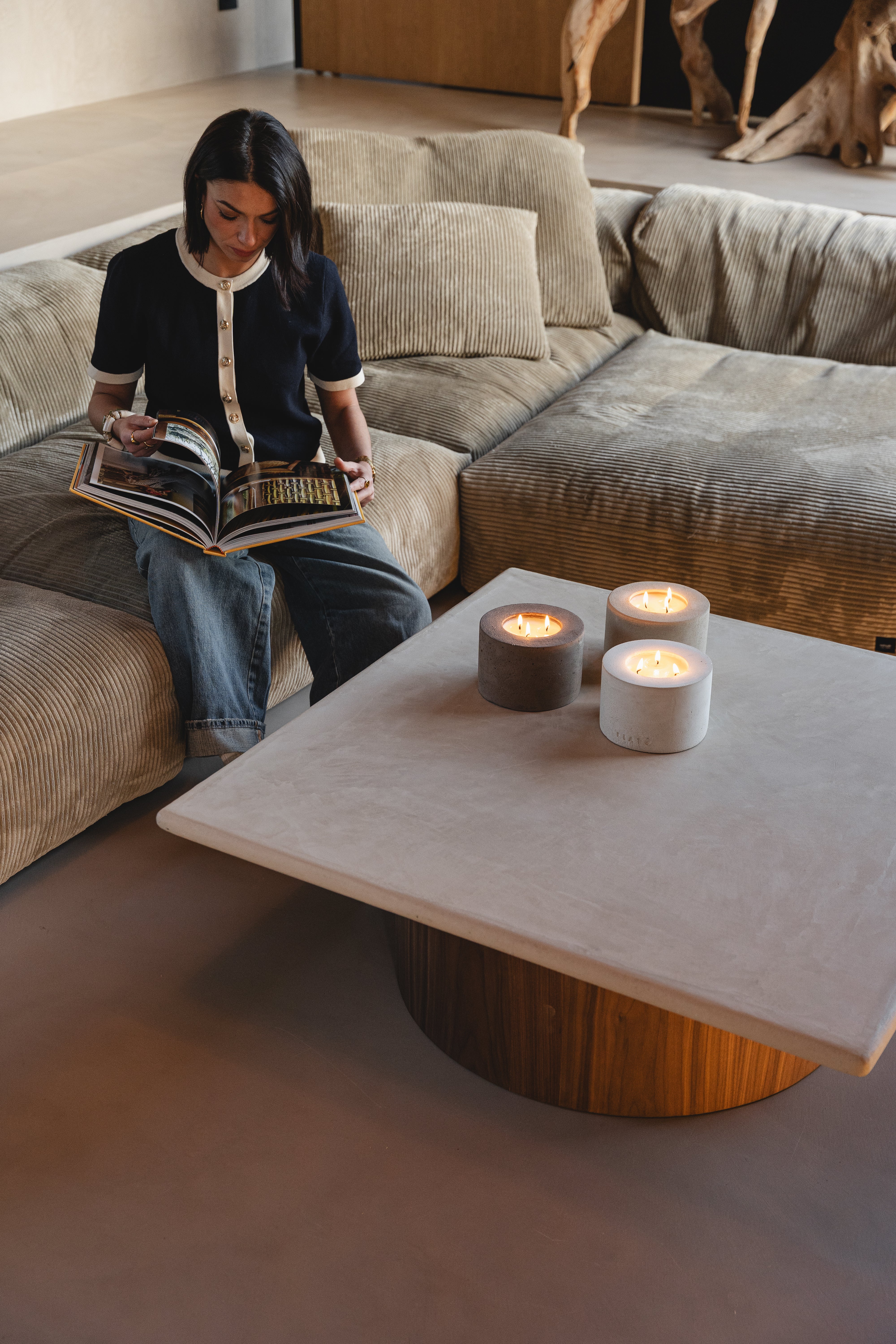 Bougie PLATŌ MORTEX béton ciré, détail pied — PLATŌ