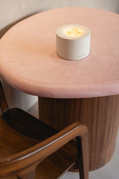 Bougie PLATŌ MORTEX béton ciré, plan rapproché — PLATŌ