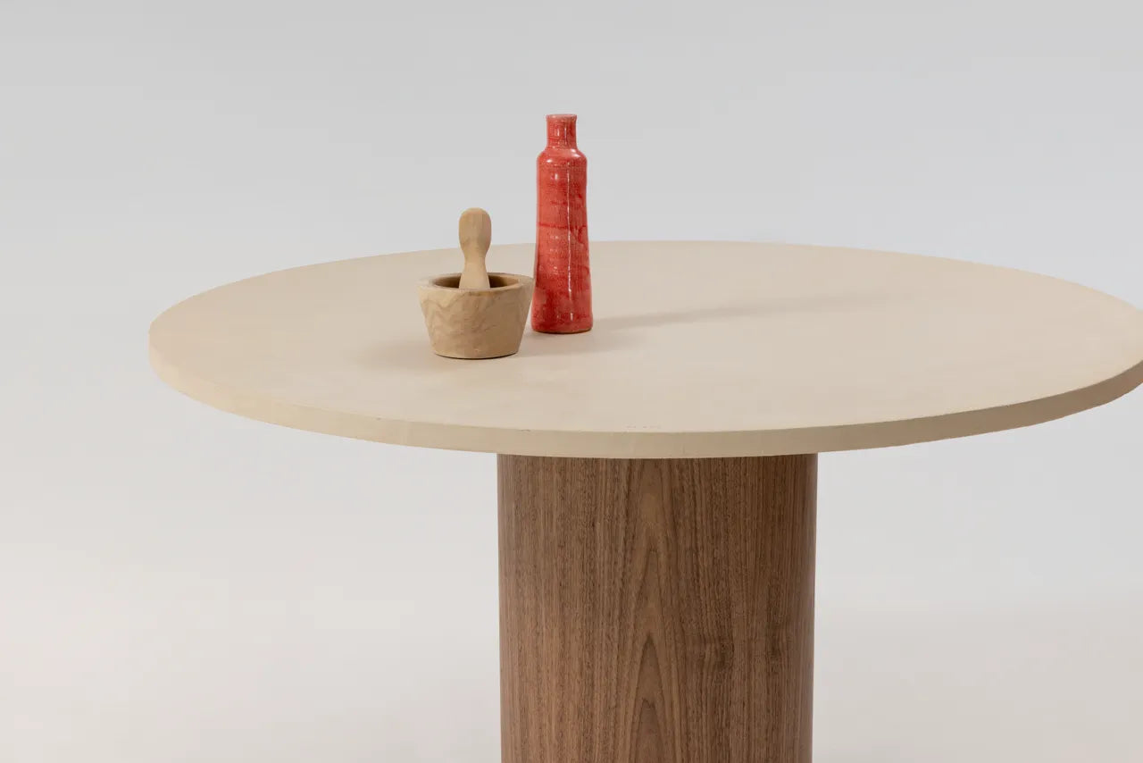 Table à manger MANĀ noyer pied central, détail plateau — PLATŌ