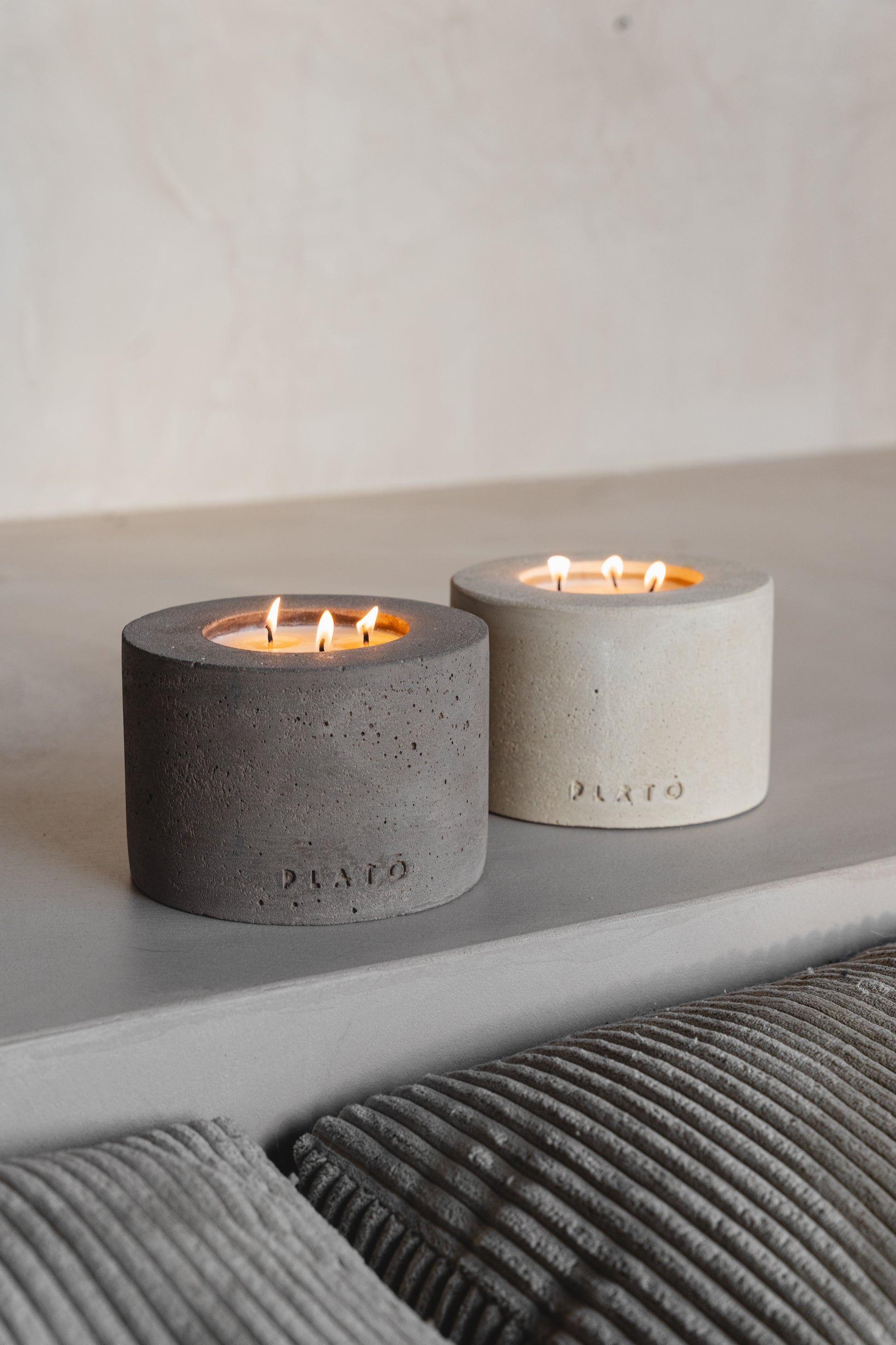 Bougie PLATŌ MORTEX béton ciré, détail plateau — PLATŌ