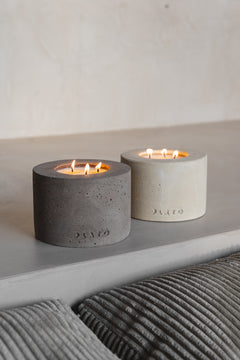 Bougie PLATŌ MORTEX béton ciré, détail plateau — PLATŌ