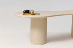 Table à manger JACŌ MORTEX béton ciré pieds cylindriques, détail plateau — PLATŌ
