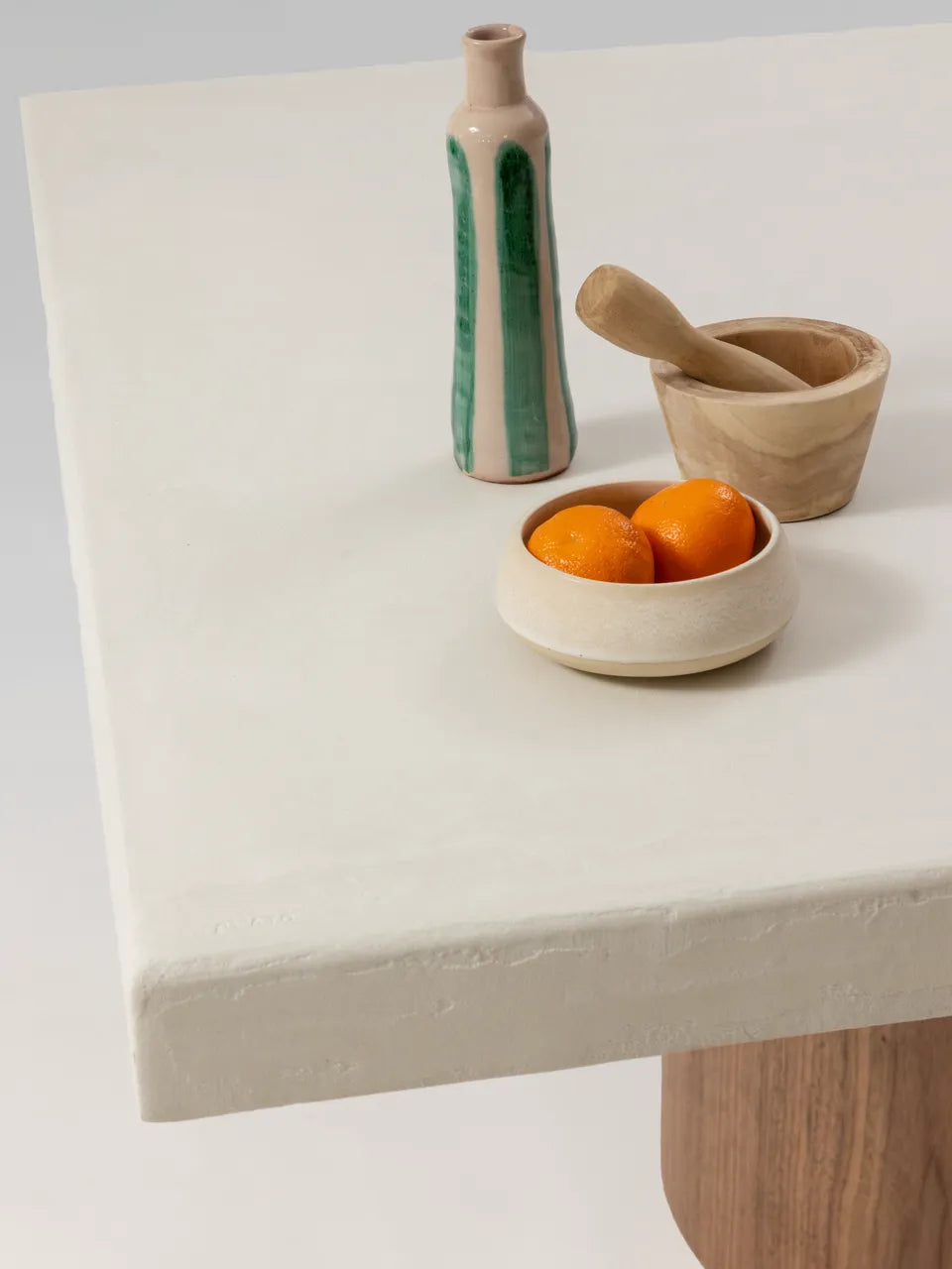 Table à manger TALĀ noyer pied large cylindrique, détail plateau — PLATŌ