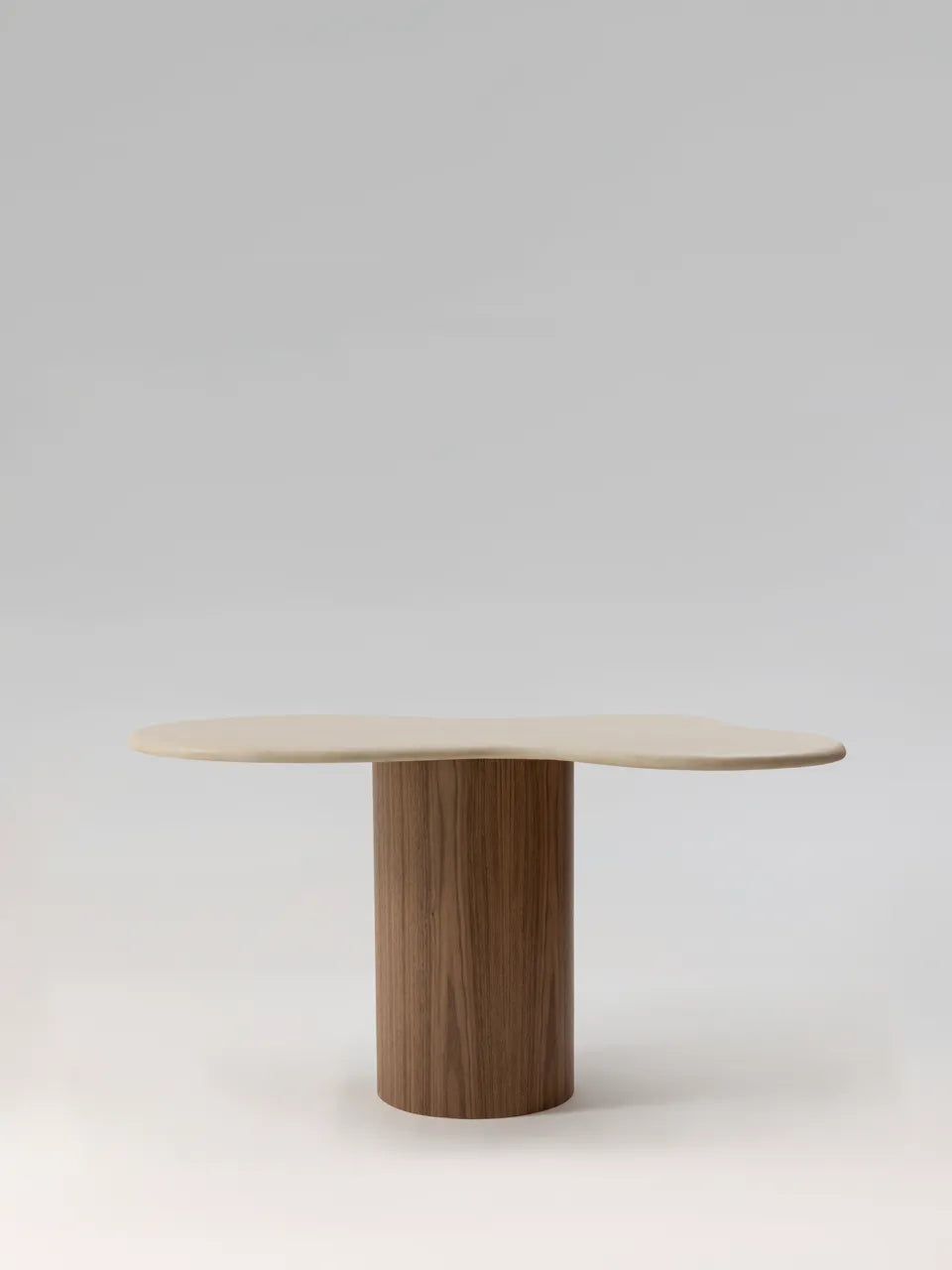 Table à manger TEĀ noyer pied central, détail pied — PLATŌ