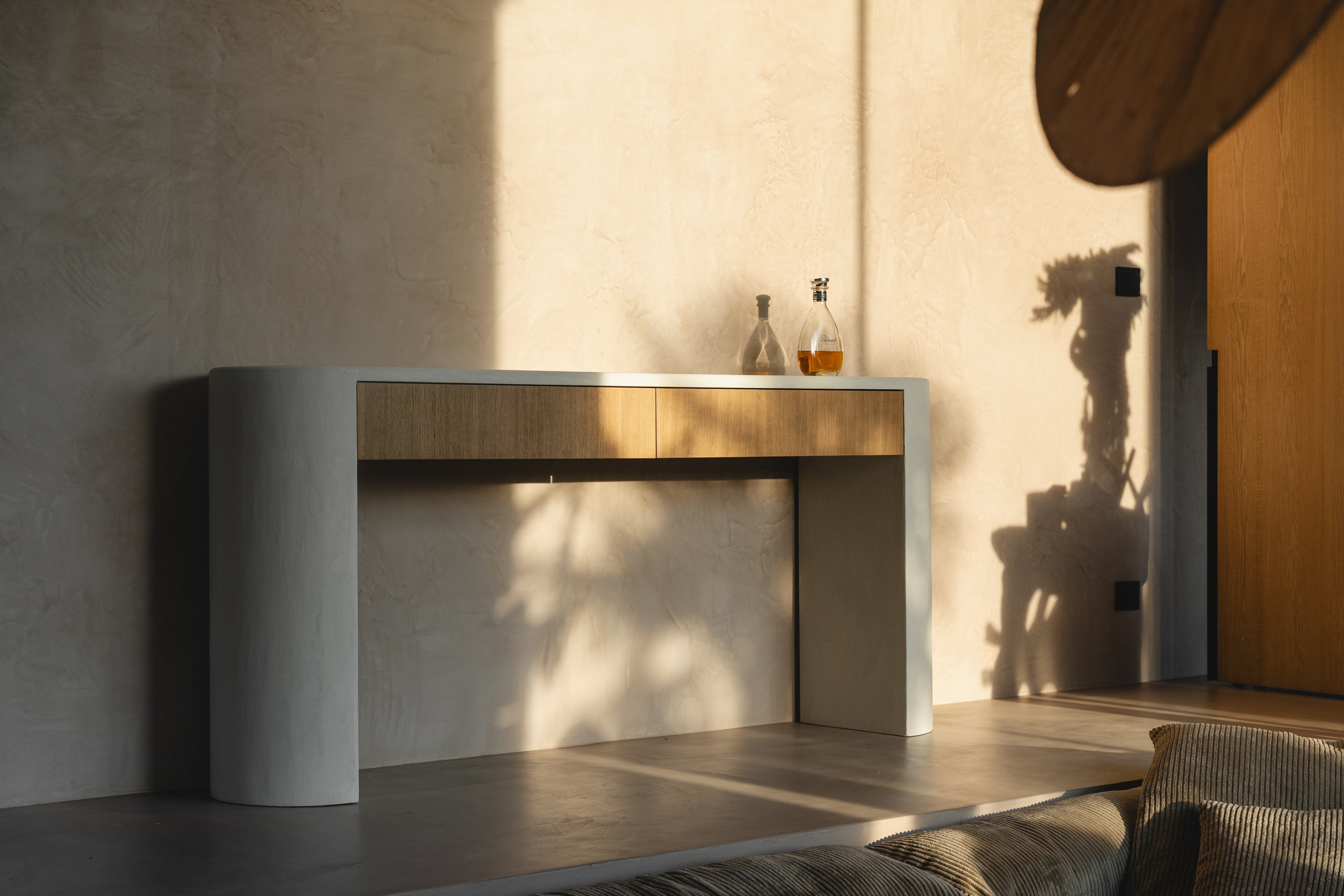 Console BENŌ MORTEX & chêne clair, en ambiance — PLATŌ