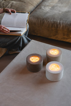 Bougie PLATŌ MORTEX béton ciré, en ambiance — PLATŌ