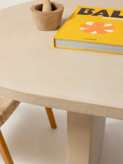 Table à manger NAŌ MORTEX béton ciré pieds rectangulaires, détail plateau — PLATŌ