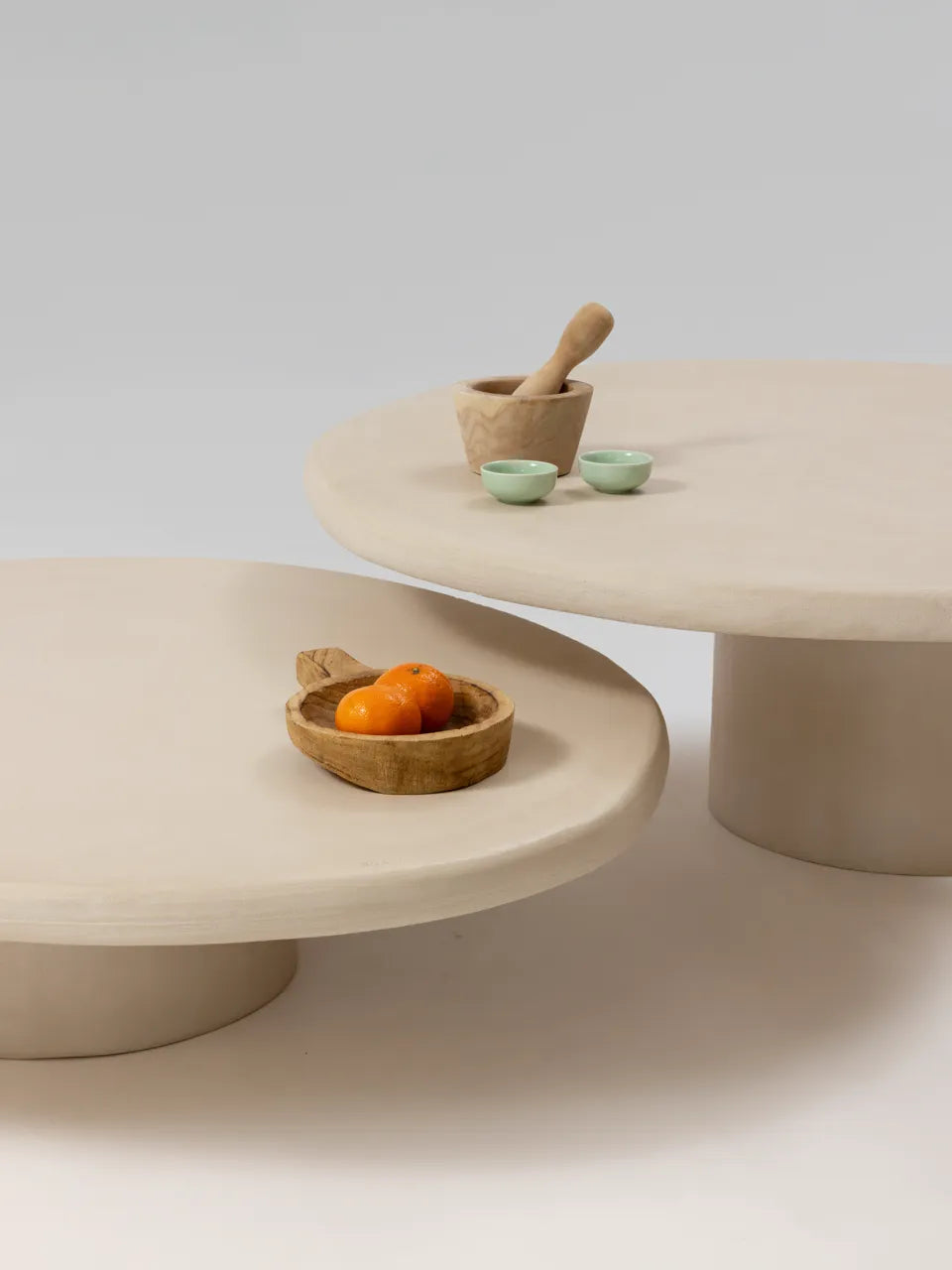 Tables gigognes MANĀ MORTEX béton ciré pieds cylindriques, détail plateau — PLATŌ