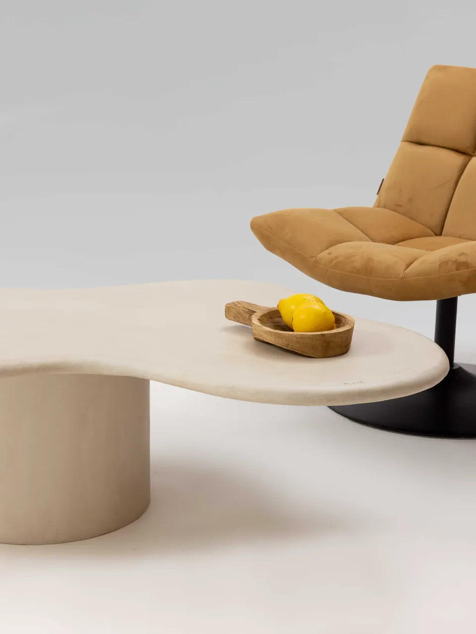 Table basse TEĀ MORTEX béton ciré pied central, détail plateau — PLATŌ