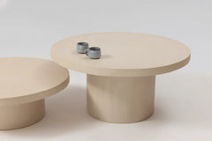 Tables gigognes LORĀ MORTEX béton ciré pieds cylindriques, détail plateau — PLATŌ