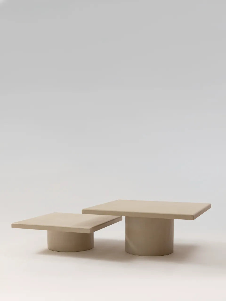 Tables gigognes NOĀ MORTEX béton ciré pieds cylindriques — PLATŌ