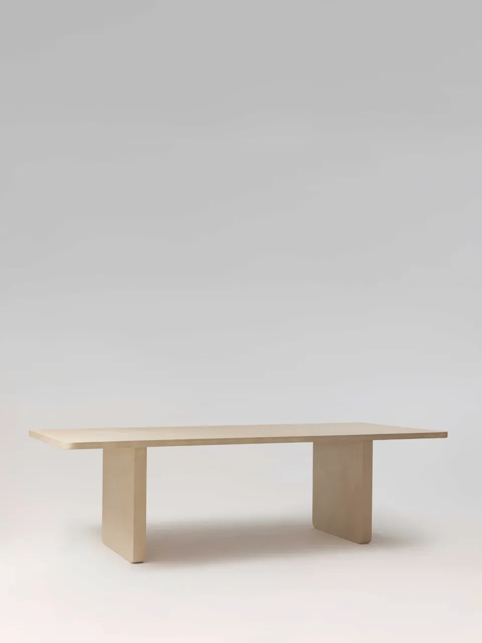 Table à manger NINŌ MORTEX béton ciré pieds rectangulaires, détail pied — PLATŌ