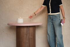 Bougie PLATŌ MORTEX béton ciré, vue de trois quarts — PLATŌ