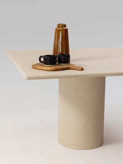 Table à manger NOĀ MORTEX béton ciré pied central, détail plateau — PLATŌ