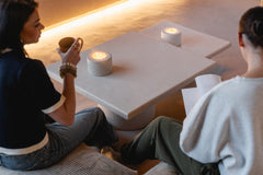 Bougie PLATŌ MORTEX béton ciré, mise en scène intérieur — PLATŌ